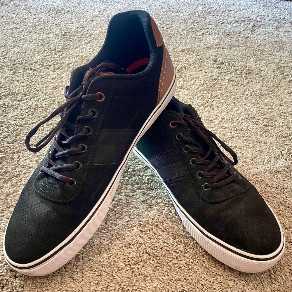 Levi’s men’s black fabric sneakers